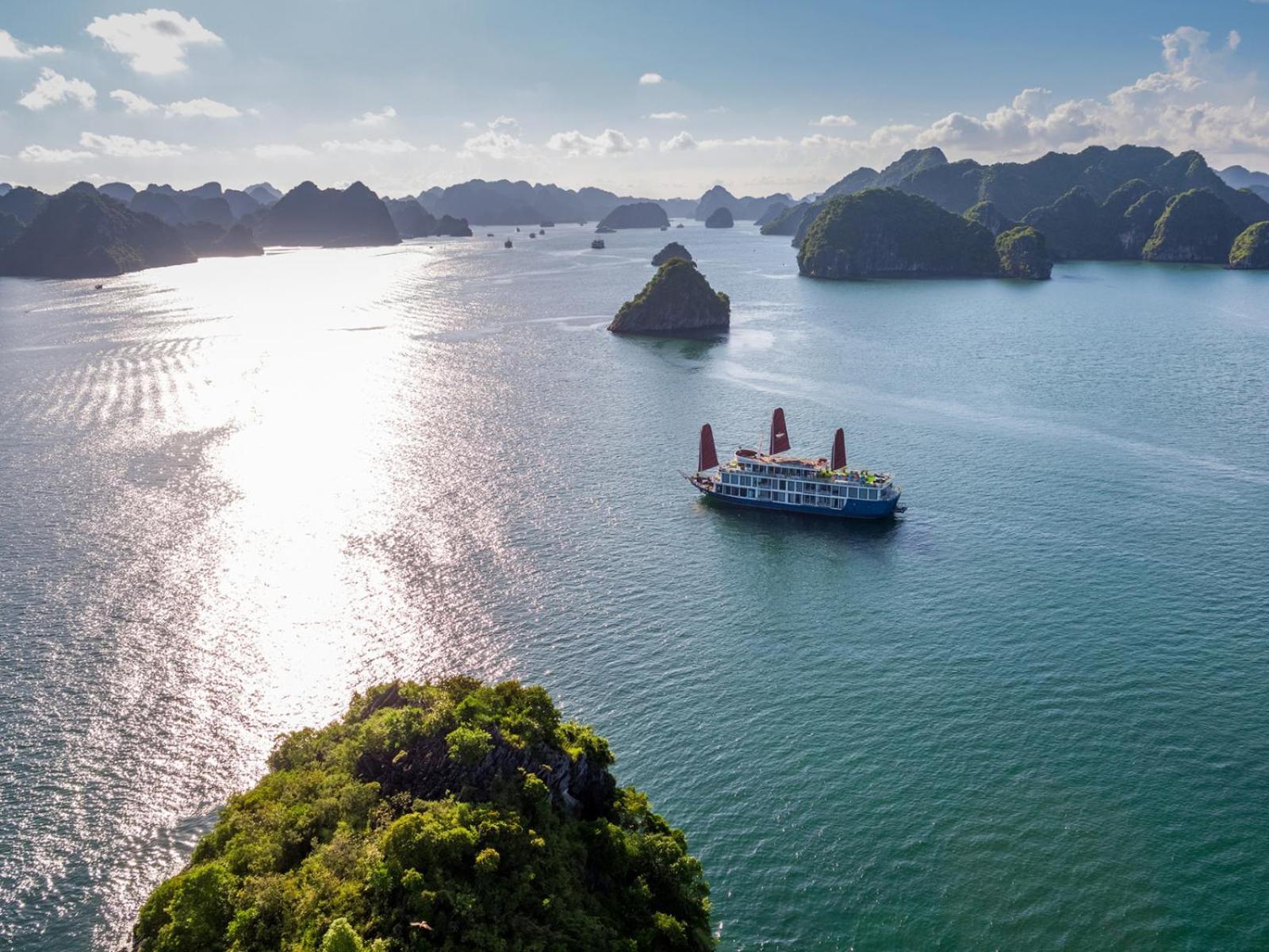 Lotus Boutique Cruise Hotel Ha Long Exterior photo