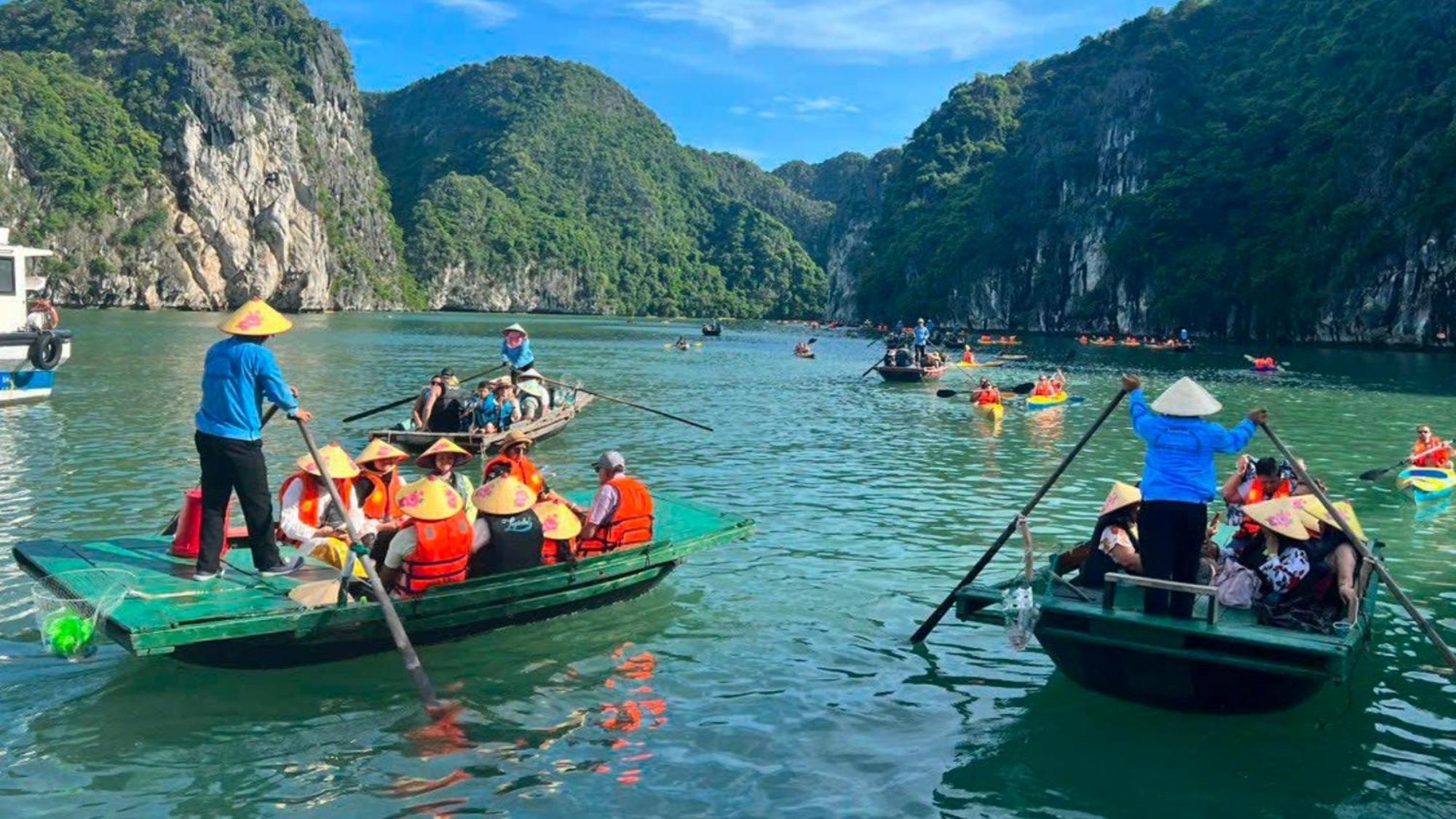 Lotus Boutique Cruise Hotel Ha Long Exterior photo