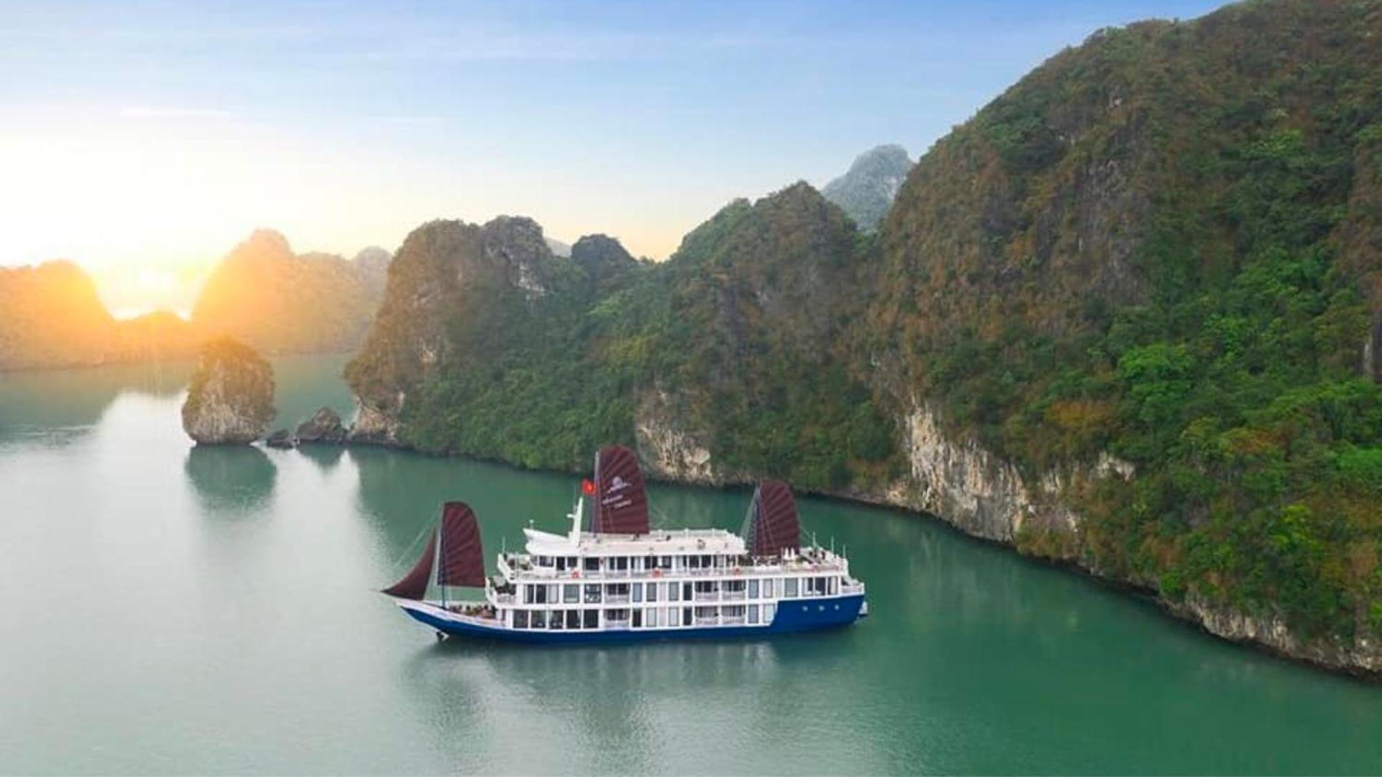 Lotus Boutique Cruise Hotel Ha Long Exterior photo